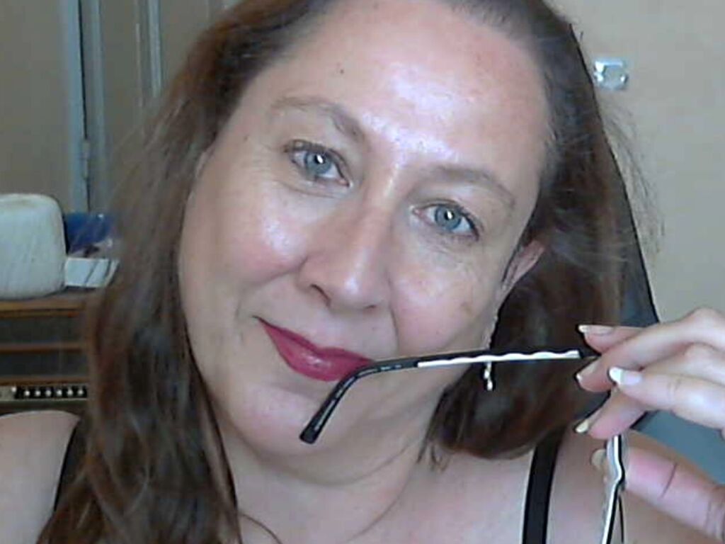 MyriamLevieux one on one girl cam profile