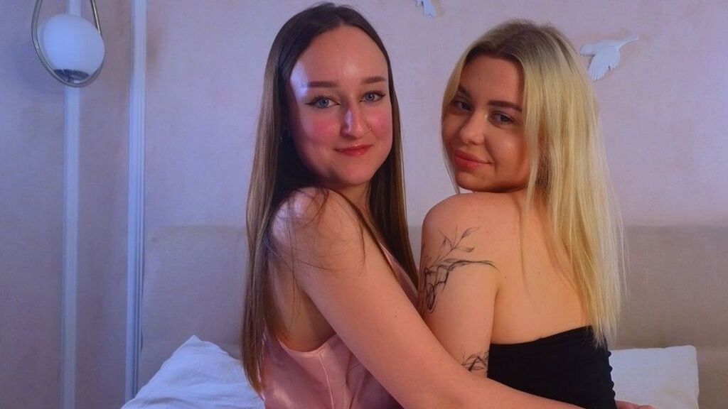 Watch lesbian performer AveriSandra from LiveJasmin at GirlsOfJasmin
