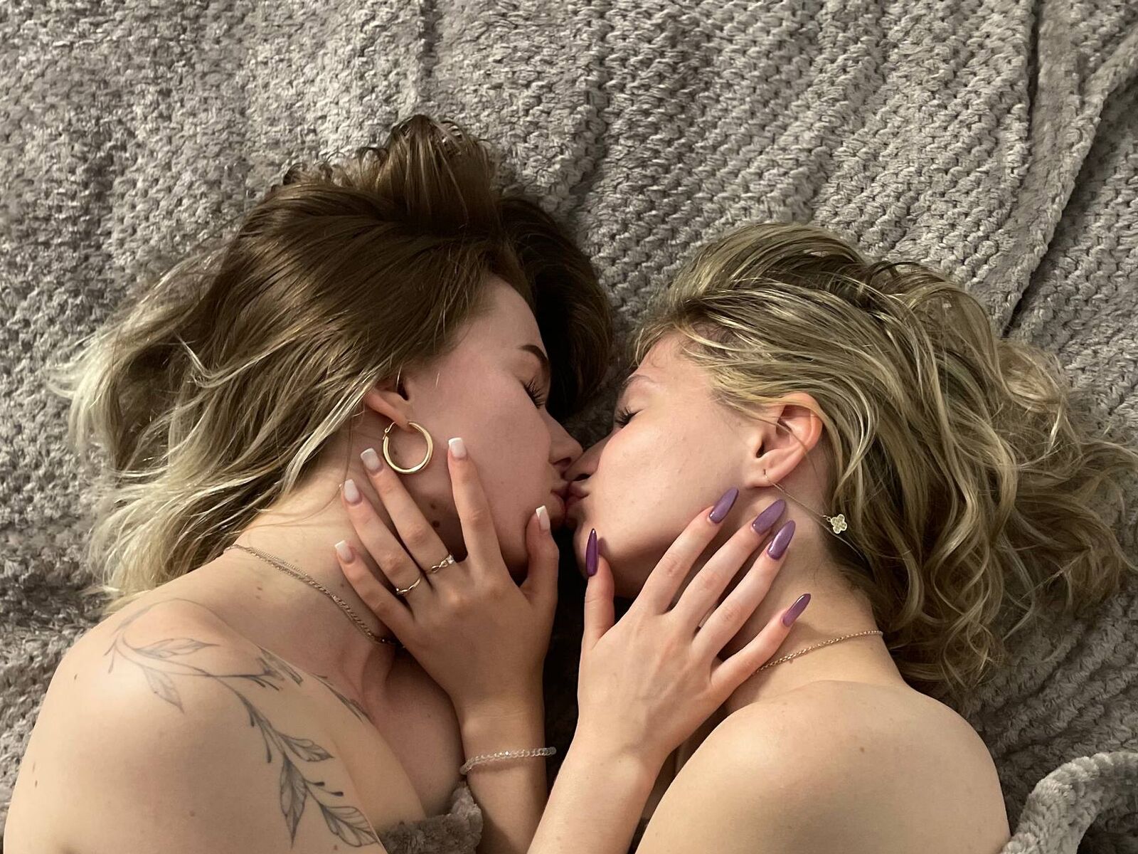 Live cam for ElinoreAndNila