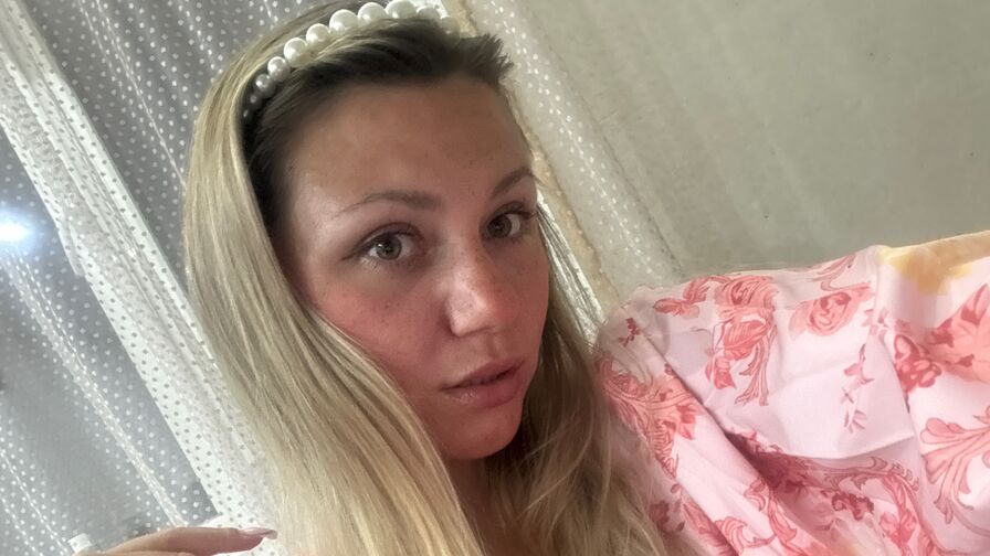 Watch MonicaCandiy live on Cam Plug