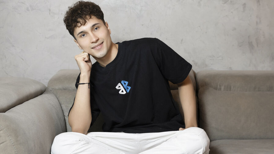 Watch BidieWhite live on Jasminedc