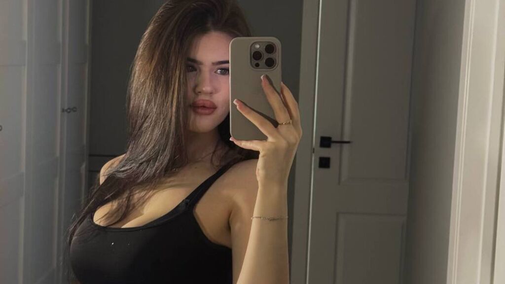 Sex chat gratuit in direct cu MellyBerry pe LiveJasmin