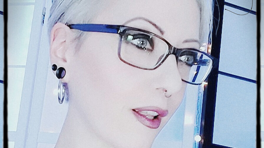 Watch LeslieEden live on Ultra Erotica