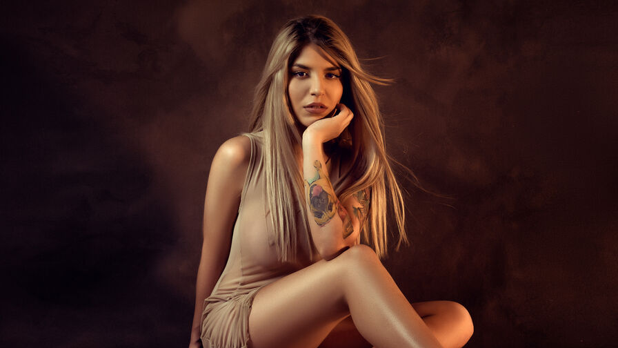 Watch CarlyKnox live on Free Erotic Fantasy