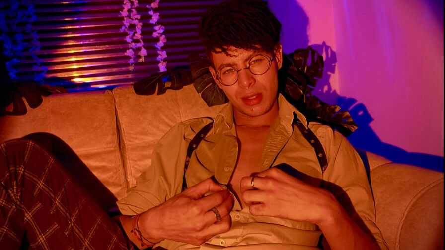 Watch ThiagoSaenns on NudiesOnlineCam.com