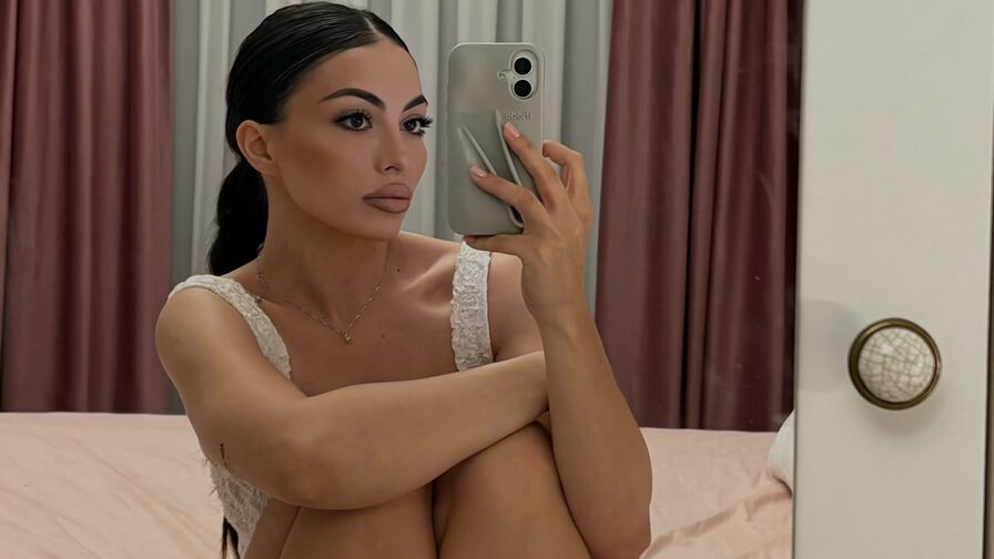 Watch MoniqueeMinx live on Sexyouup