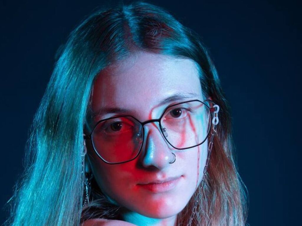 EvelyneSchroff age 18