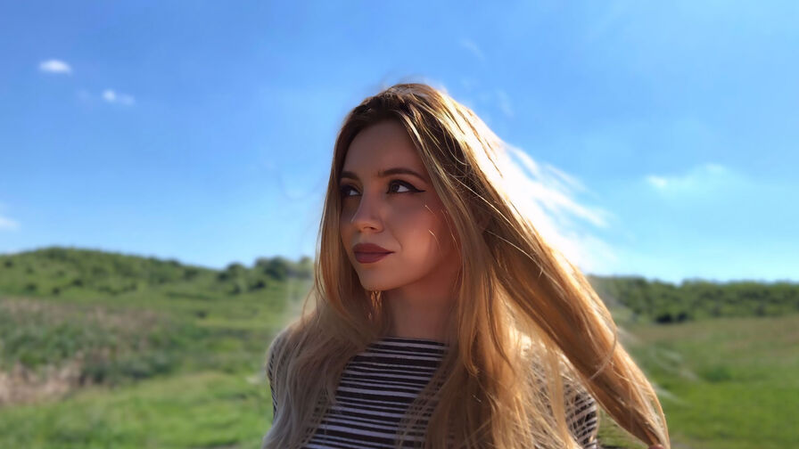 Watch AnneSinclair live on freshseotools.com