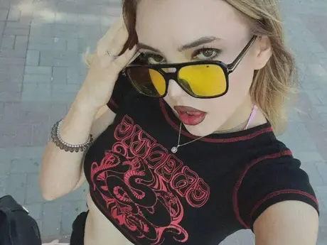 Chat with AngelHarrisonn