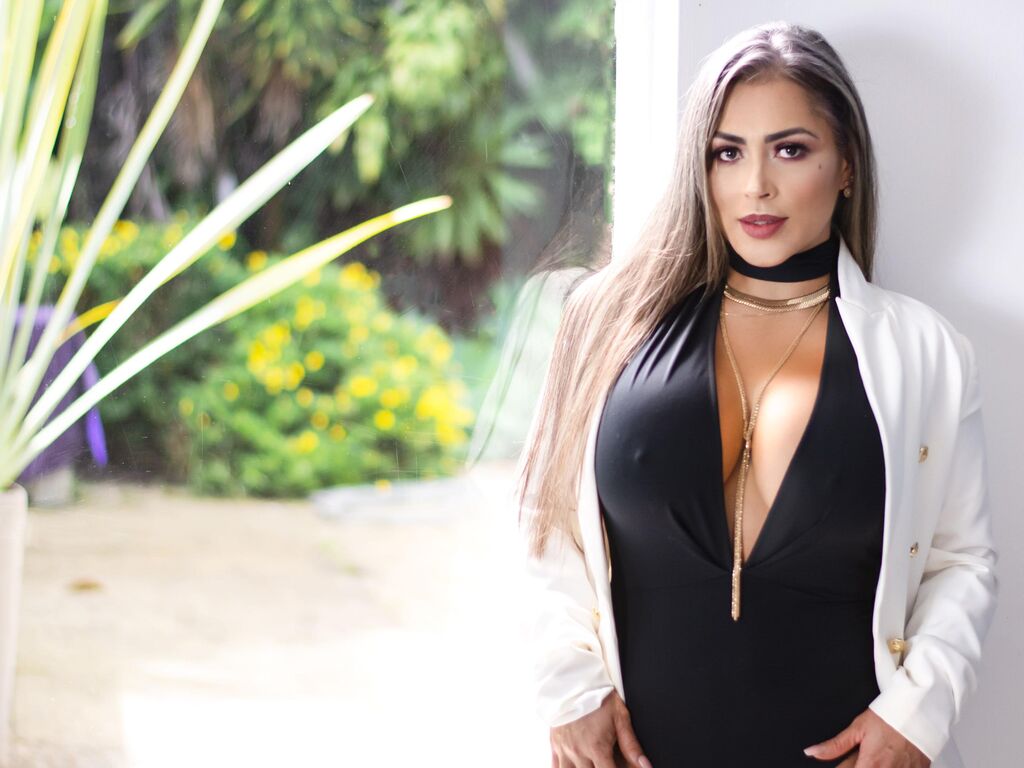 DanielaNicolls mature live stream performer