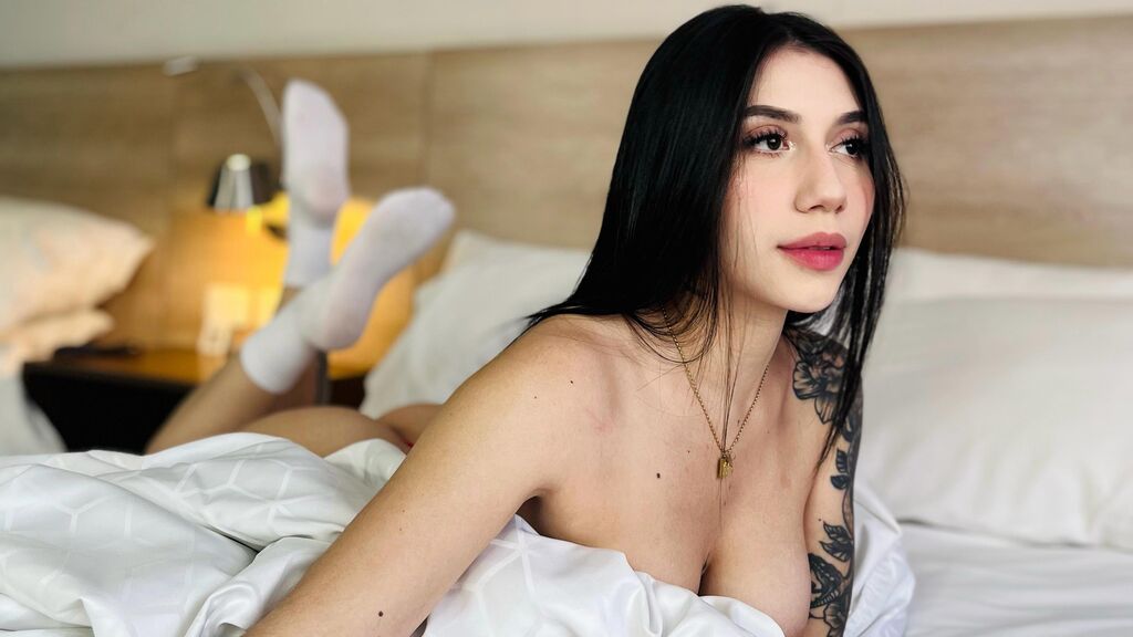 AlanaMartini live cam model at LiveJasmin