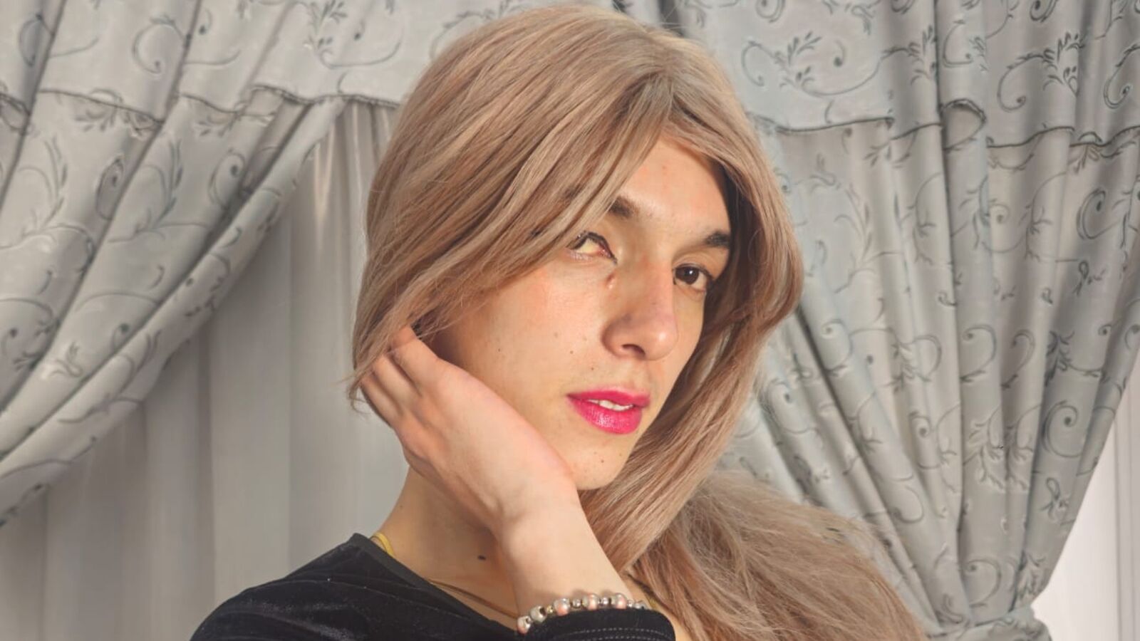 AllisonPearzon erotic portrait