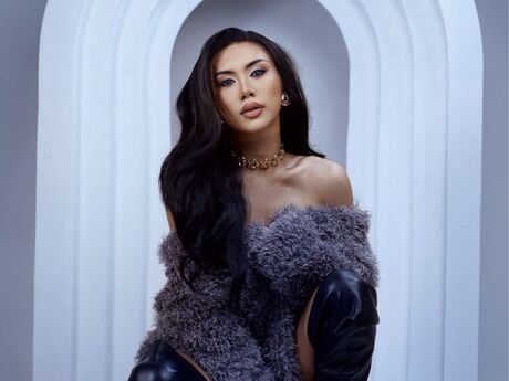 Chat with MarinnaSanchez