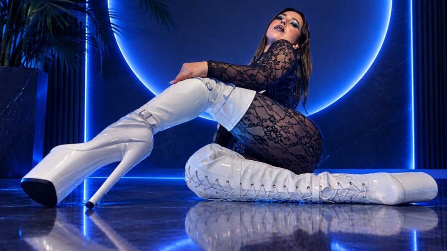 Watch AnnaHarmonie live on Cam Plug
