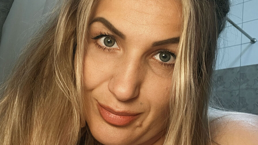 Watch NellyClarckson live on Ultra Erotica