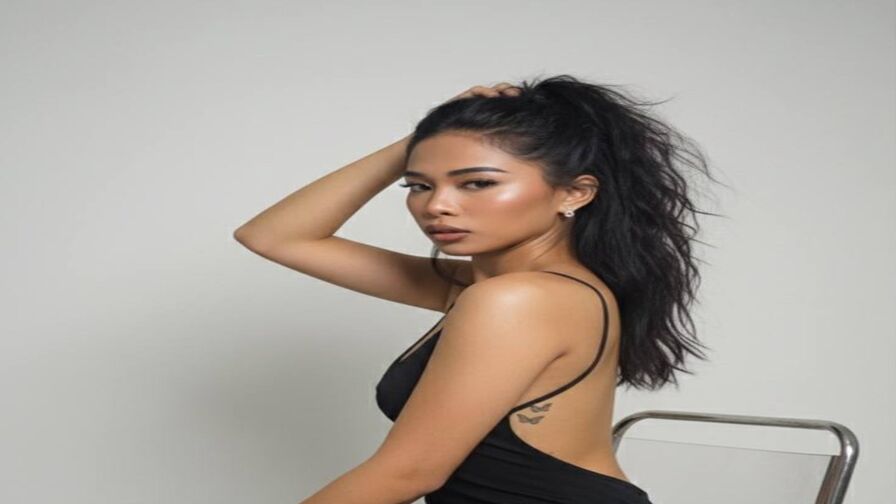 Watch SeleneOganda live on Cam Plug