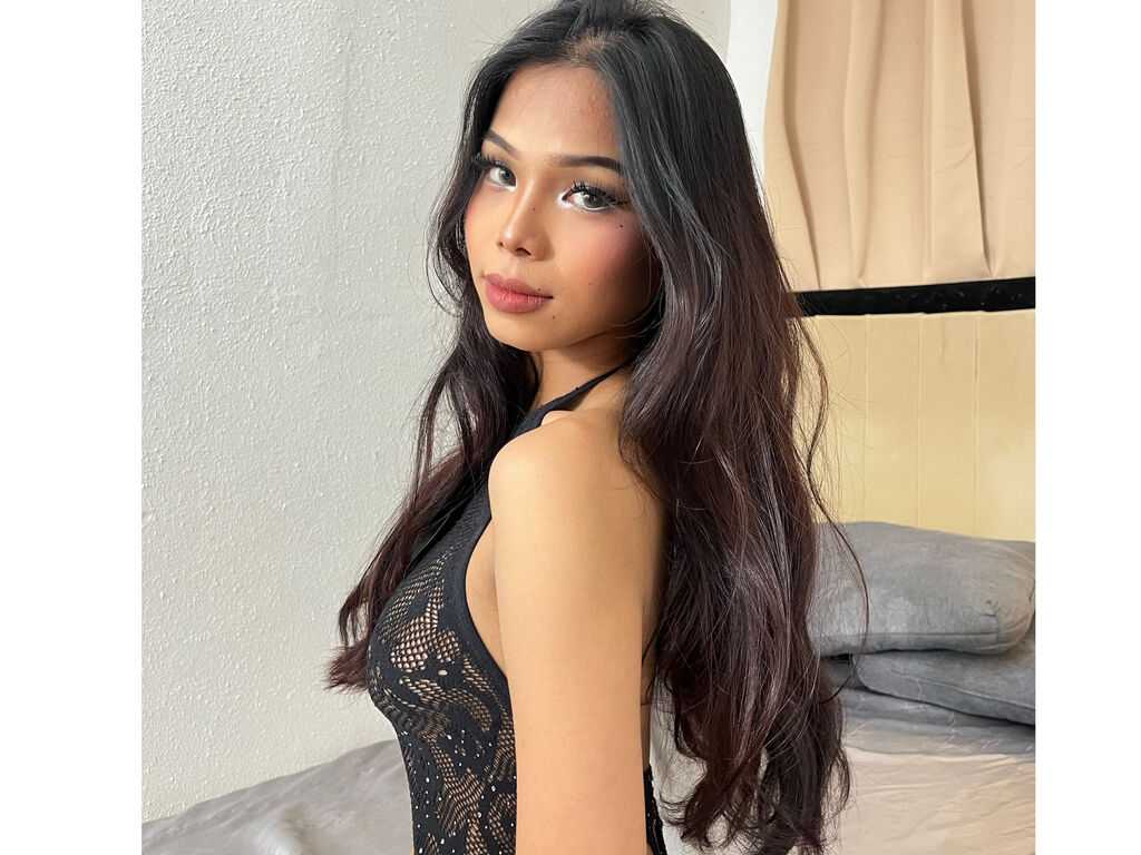 SafiraCroix model profile storefront photo