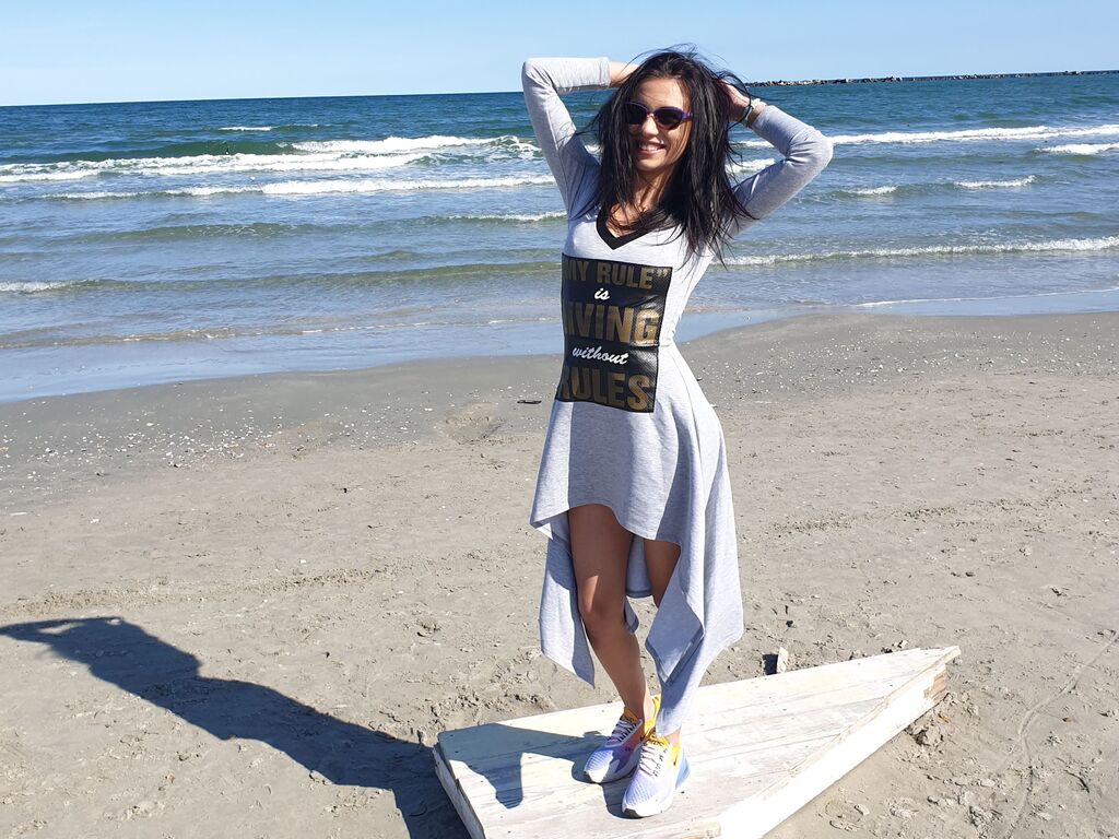 AmynaAmy LiveJasmin model room profile