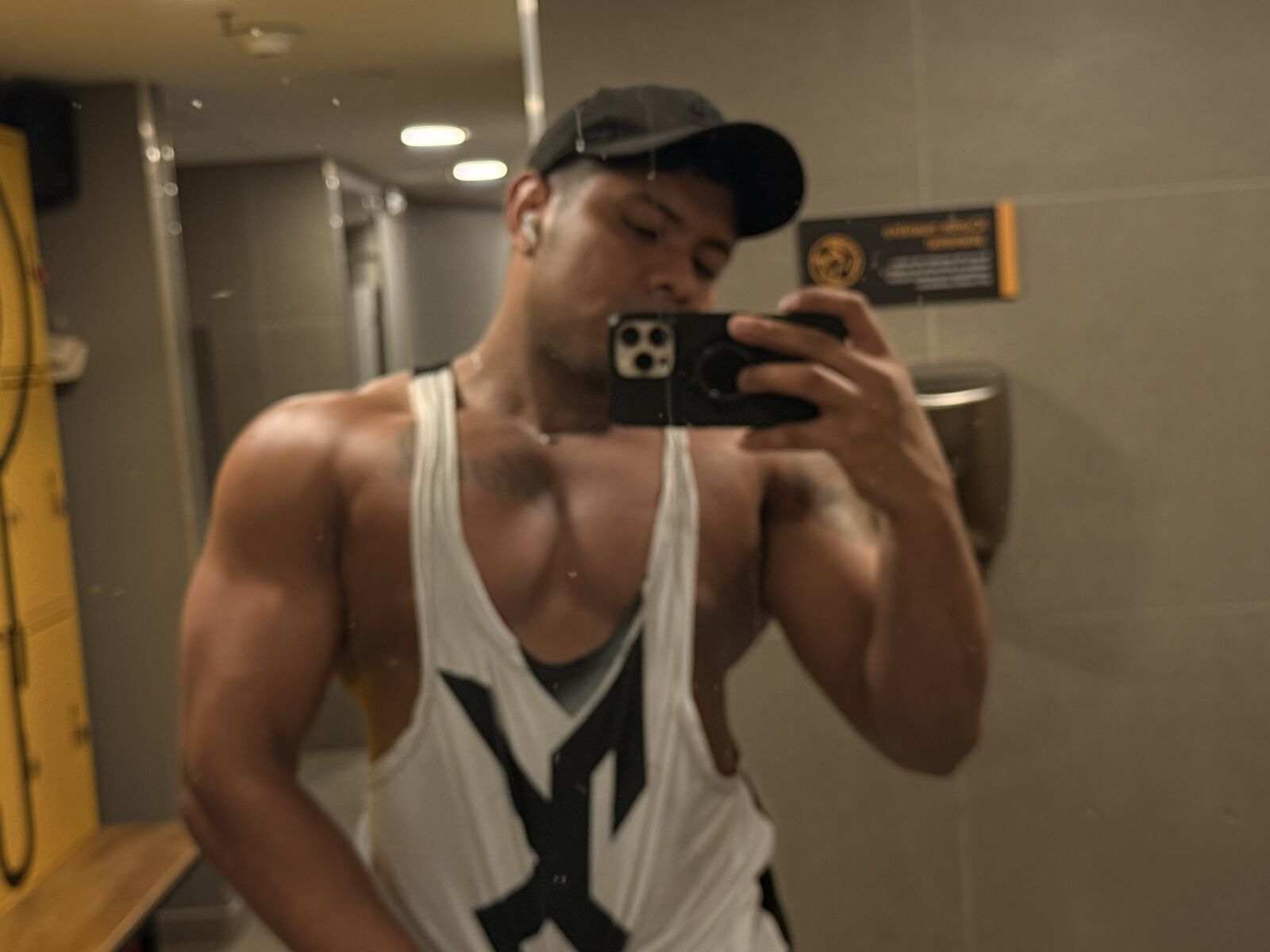 Live cam for LeonMike