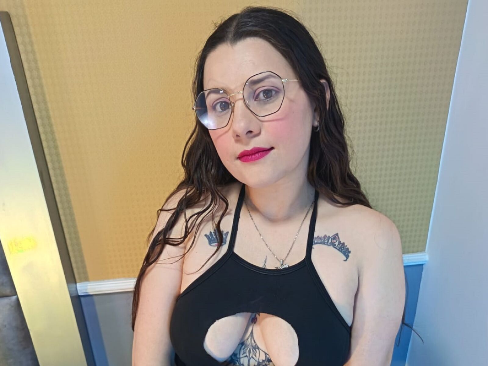 Live cam for MadyMolet