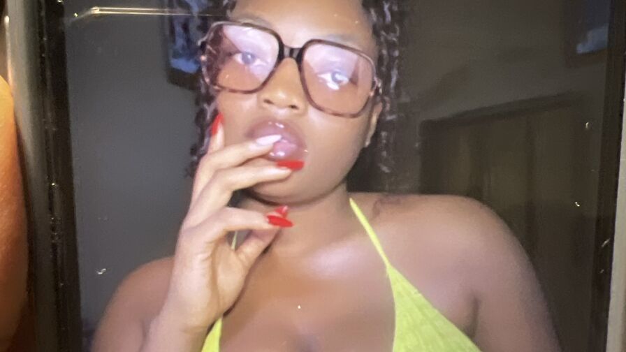 Watch MakyDina live on Free Webcamz