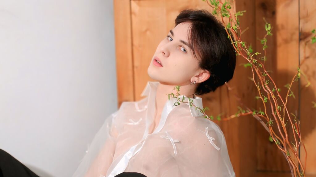 AdrianoAubert live cam model at LiveJasmin