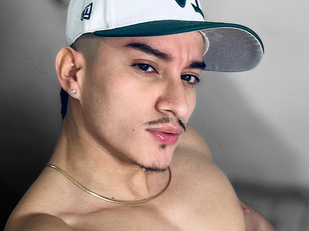 TiagoCage male free chat cam profile