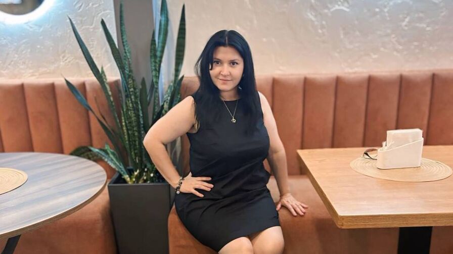 Watch LuisaMiller live on Amateur Porn