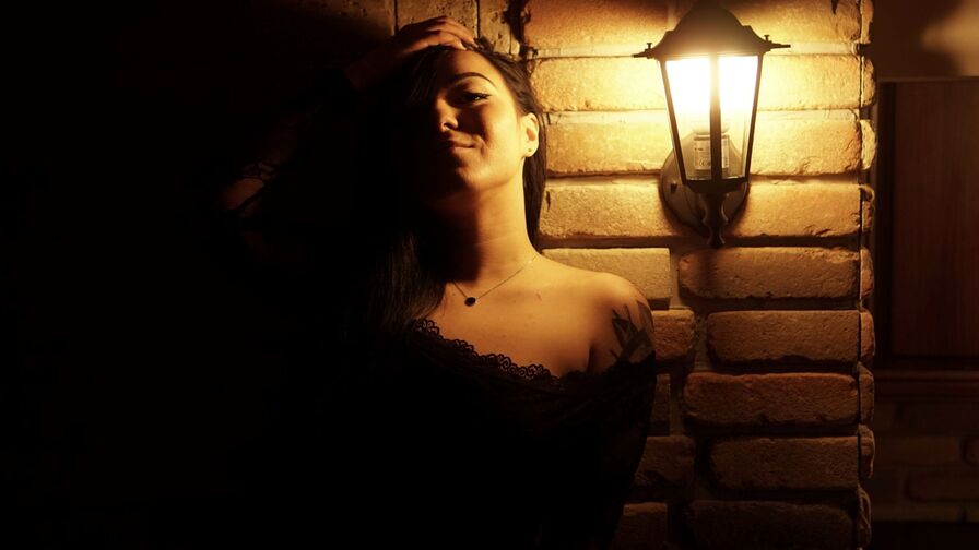 Watch IzabelLecroix live on Cam Plug