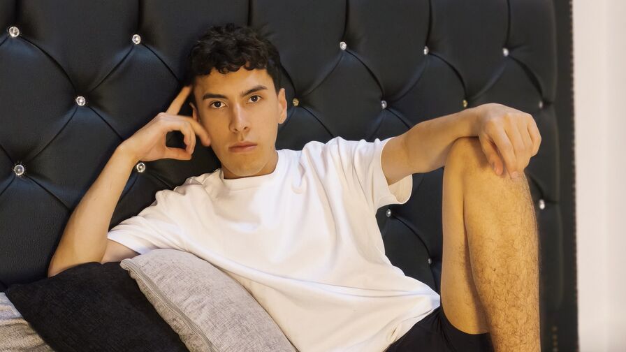 Watch MaxLeons live on Amateur Blogger🎉