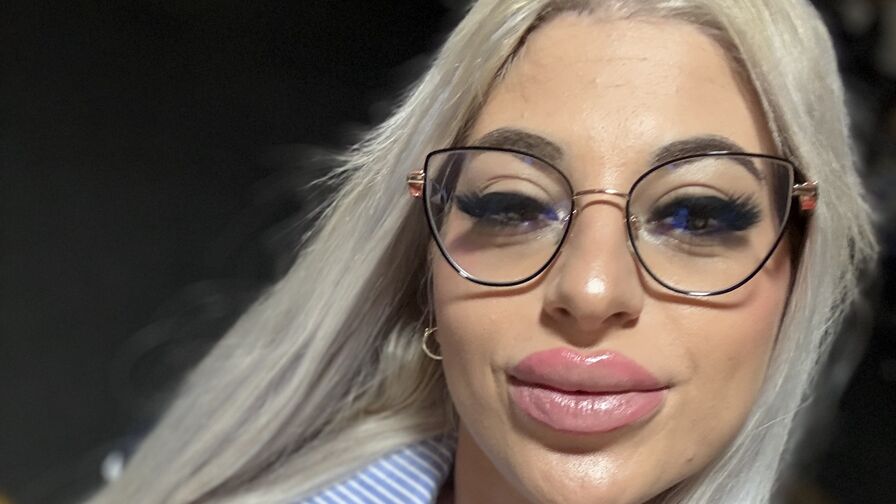 Watch AmmyMiss live on Cam Plug