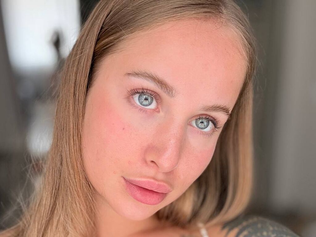 MickyBlush LiveJasmin model