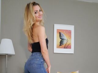 AeliaMuse is a sweet girl on cam