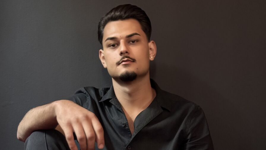 Watch MalakaiFrost live on Useporn