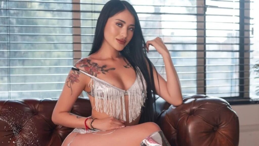 Watch SaraWest live on cam at LiveJasmin