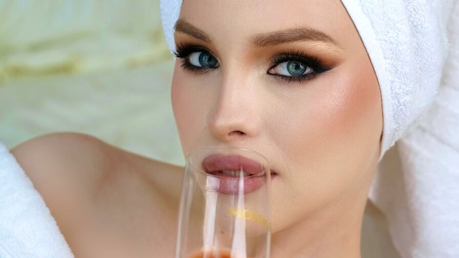 Watch HannahHollis live on Free Erotic Fantasy