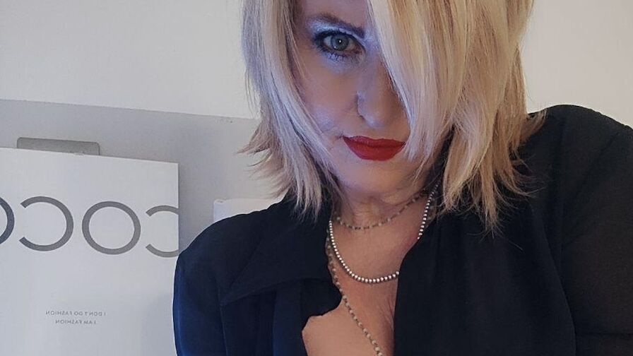 Watch CorinneDior live on Ultra Erotica