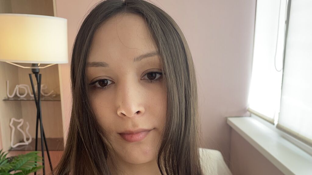 Live Chat with BellaRomanov on LiveJasmin