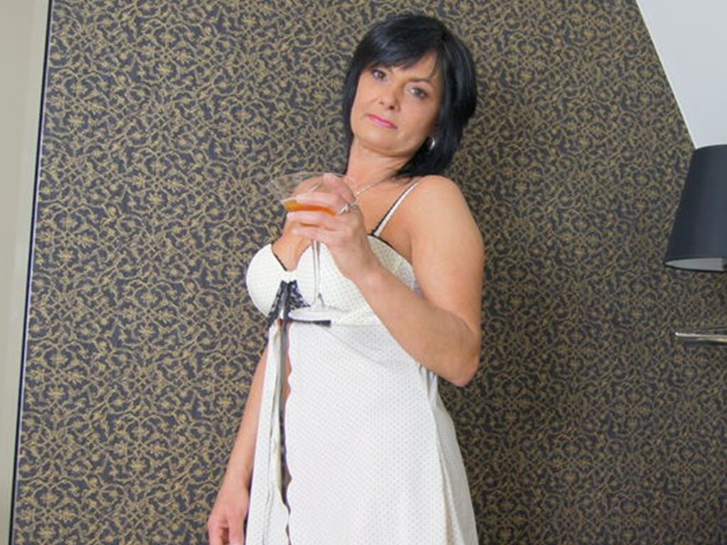 CrystalSchmidt mature private show profile