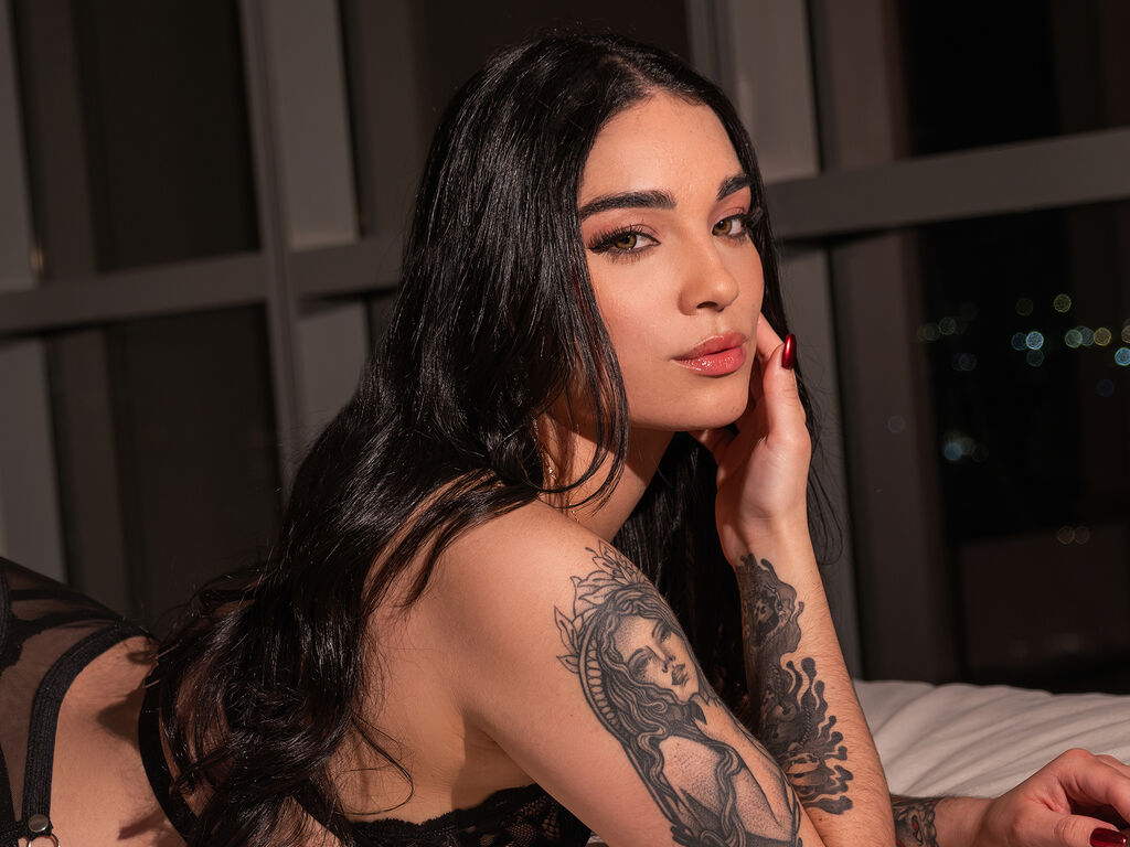 AdalineCuervo Nackt
