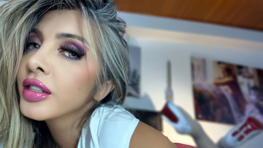 CrisstyBaez live cam model at LiveJasmin