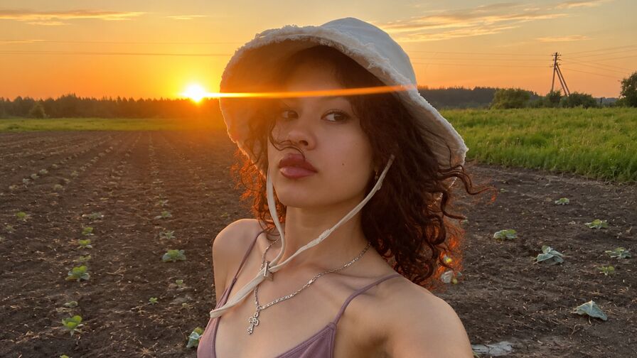 Watch CassidyMoon live on Amateur Blogger🎉