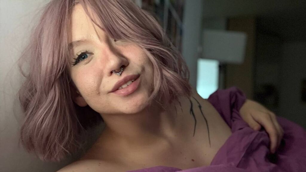 Watch JoyceTreier live on cam at LiveJasmin