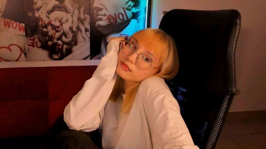 Watch ReminaMeow live on Cam Plug