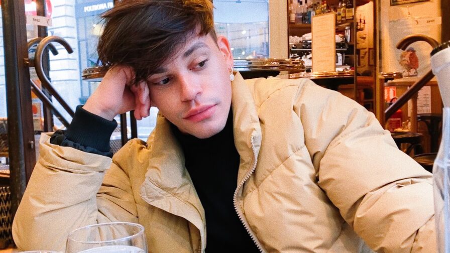 Watch ElliotRose live on The Hot Webcams