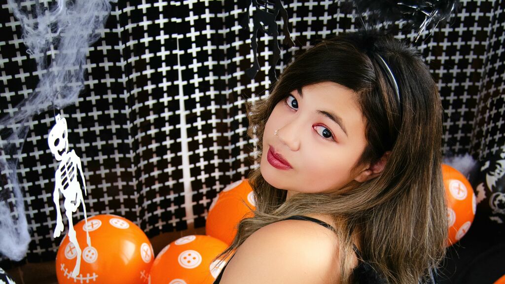 Watch LizzaSavage live on cam on LiveJasmin