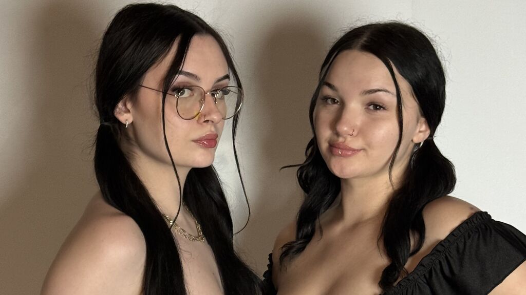 Watch  IrisAndLily live on LiveJasmin