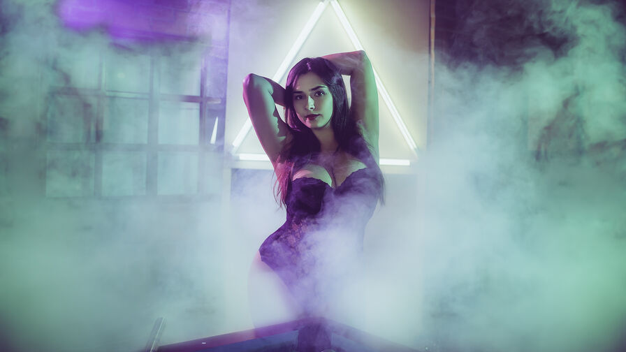 Watch SuzyAmaya live on DMS List