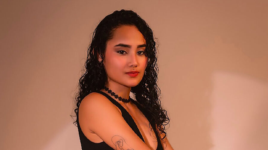 Watch ZelynNoir live on Cam Plug