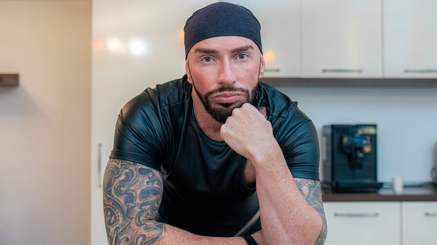 Watch AronGrant live on Free Webcamz